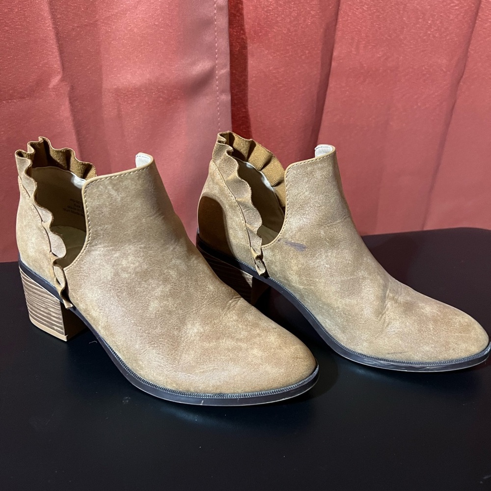 Ruffled booties Sz 8